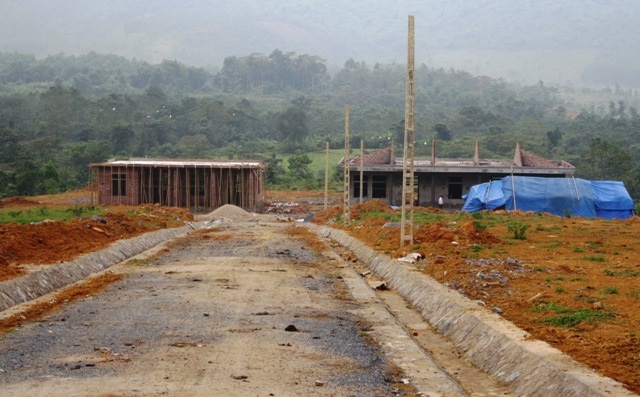 Nhà văn hóa cộng đồng, nhà trẻ đang xây dựng dở dang.