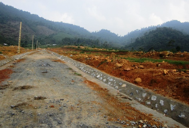 Ngổn ngang khu tái định cư.