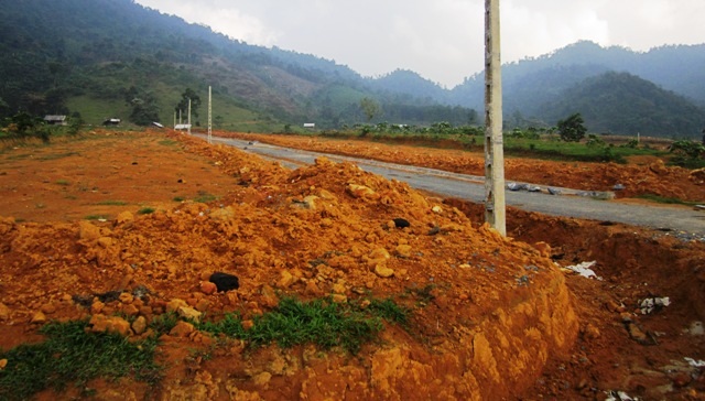 Một đoạn rãnh thoát nước chưa thi công xong.