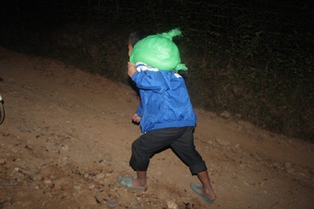 Học sinh gùi gạo về bản.