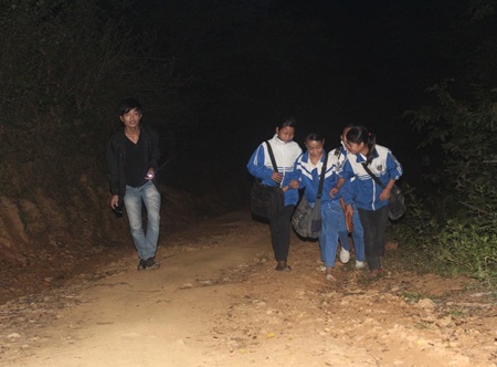 Học sinh đến trường lúc gà chưa gáy.