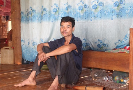 Học sinh đến trường lúc gà chưa gáy.