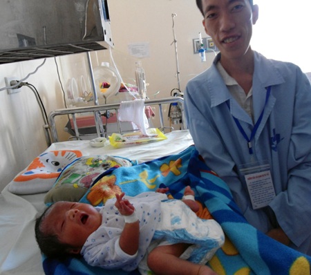 Anh Hoạt vẫn ngây ngô bên đứa con của mình.