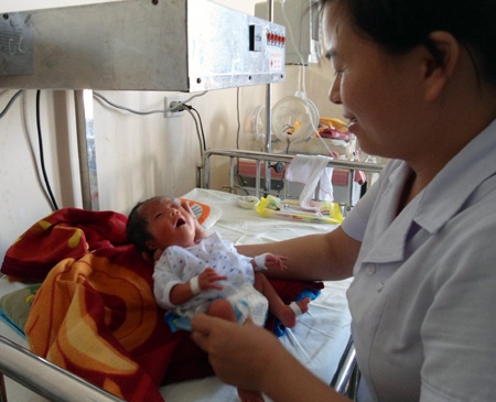 Do sinh thiếu tháng, gia cảnh khó khăn nên bé Nhi được các bác sỹ tại đây chăm sóc chu đáo.
