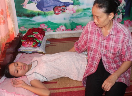 Ngồi chăm con mà bà Thiên chỉ mong sao có một phép nhiệm màu cứu đứa con dâu tôi nghiệp của mình.