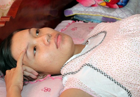 Ngồi chăm con mà bà Thiên chỉ mong sao có một phép nhiệm màu cứu đứa con dâu tôi nghiệp của mình.