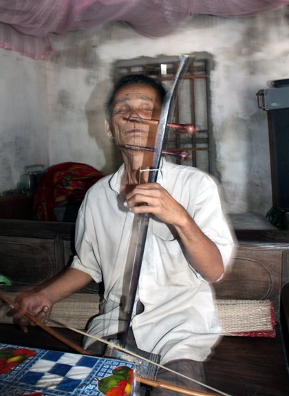 "Nghệ sĩ" mù và tiếng đàn soi sáng tâm hồn - 2 Ngoài biệt tài chơi guitar, ông còn chơi kéo nhị.