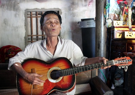 "Nghệ sĩ" mù và tiếng đàn soi sáng tâm hồn - 1 Dù tuổi đã cao nh