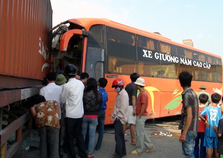 Chiếc xe khách đâm xe container sau khi tránh xe máy.
