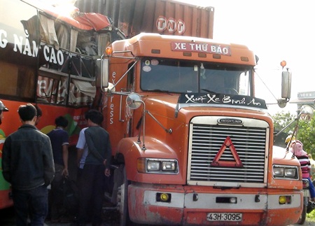 Nhiều hành khách bị thương nặng sau cú đâm.