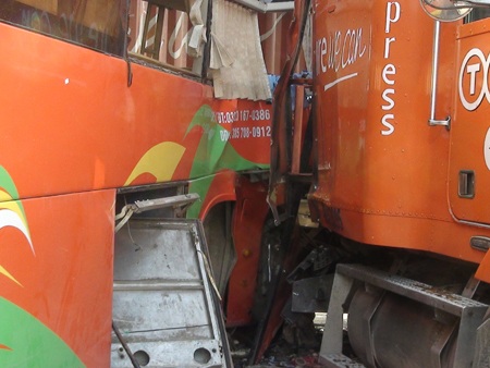 Chiếc xe khách hư hỏng nặng.