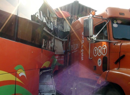 Hai xe dính chặt vào nhau, làm nhiều hành khách bị thương đang được cấp cứu tại BV huyện Quỳnh Lưu.