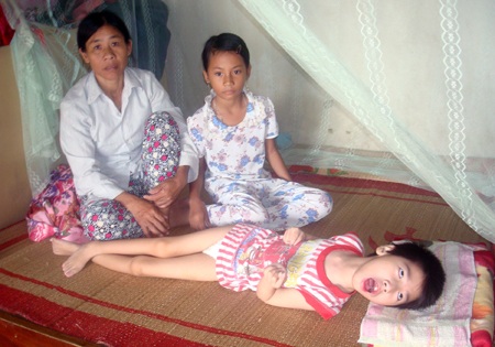 Bà Hương, cháu Tân cùng cháu Thịnh bị bệnh bãi não từ nhỏ.