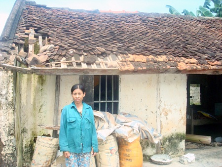 Bà Hương trước căn nhà sụp đổ của cháu Tân.