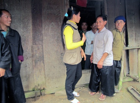 Cô Cụt Thị Bích đi đến từng gia đình người Mông vận động cha mẹ cho các em học sinh tới trường.