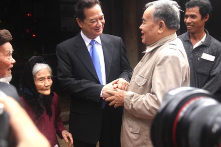 Tại Kim Liên, Thủ tướng Nguyễn Tấn Dũng đã ân cần thăm hỏi người thân Bá Hồ và nhân dân Kim Liên.