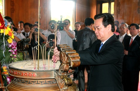 Thủ tướng Nguyễn Tấn Dũng thăm quê hương Chủ tịch Hồ Chí Minh - 2 Thành kính dâng hương tưởng nhớ anh linh Hồ Chủ tịch