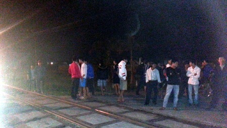 Rất đông người dân địa phương kéo đến xem.