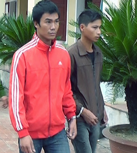 2 đối tượng Hành và Thiết đến CA huyện Yên Thành đầu thú vào chiều ngày 27/11.