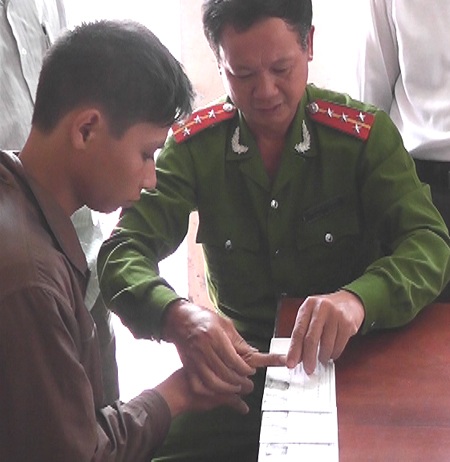 CA huyện Yên Thành tiến hành lấy lời khai và lấy dấu vân tay đối tượng phạm pháp.