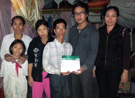 PV Dân trí trao 15.960.000 đồng tới bà Hải (bà nội anh Quân).