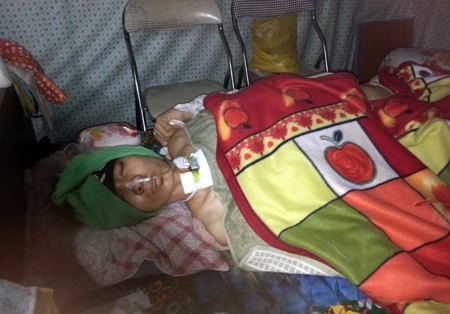 PV Dân trí trao 15.960.000 đồng tới bà Hải (bà nội anh Quân).