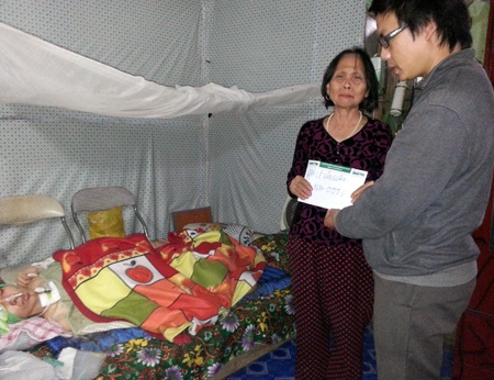 Hơn 150 triệu đồng đến với 3 hoàn cảnh xứ Nghệ  - 2 PV Dân trí trao 15.960.000 đồng tới bà Hải (bà nội anh Quân).