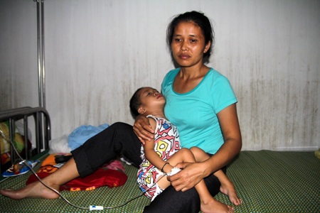 Hơn 35 triệu đồng đến với chị Vi Thị Huệ - 2 Hai mẹ con chị Huệ đang điều trị tại BV Nhi Nghệ An.