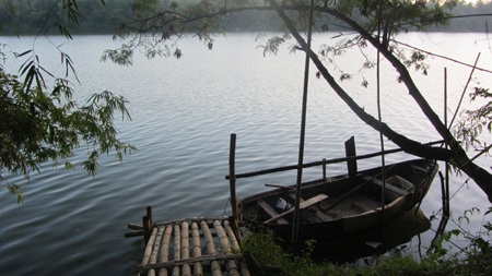 Thuyền về neo đậu bến quê nhỏ.