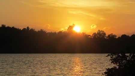 Bầu trời phía tây đỏ rực bởi màu nắng hoàng hôn.