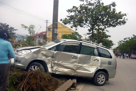 Chiếc xe Innova đâm dải phân cách.