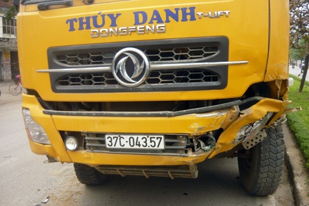 Chiếc xe tải bị móp một bên.