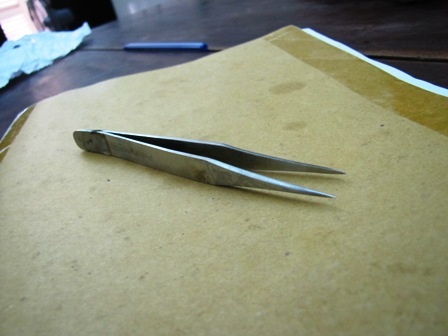 Dị vật là một cái kẹp sắt dài gần 12cm được lấy từ bụng anh Nghĩa ra.