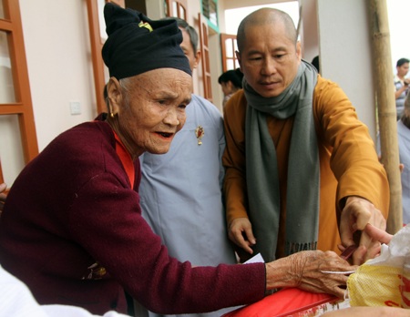 hay đến bà lão trong bản... đều được nhận quà.