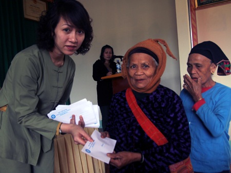 Món quà gồm một phong bì tiền mặt 500.000 đồng.