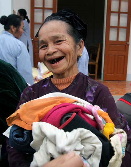 Nụ cười của những cụ bà Bồng Khê ngày nhận quà.