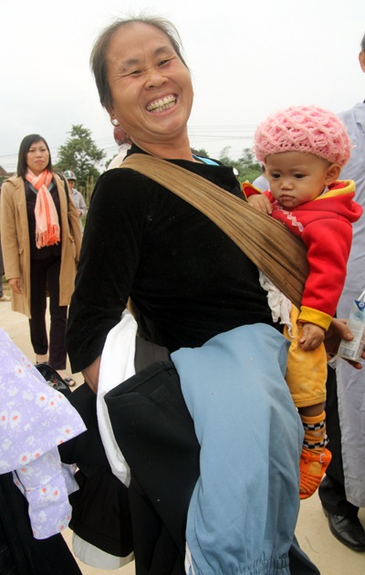 Nụ cười của những cụ bà Bồng Khê ngày nhận quà.