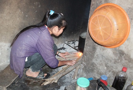 Bé 12 tuổi một tay chăm bà và 3 em gái - 1 Em Chu Thị Huyền Trang đang nhóm lửa