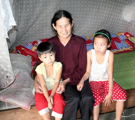 Bé 12 tuổi một tay chăm bà và 3 em gái - 2 Dù rất th