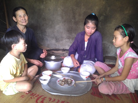Bé 12 tuổi một tay chăm bà và 3 em gái - 5 Chị em Trang cùng bà trong bữa cơm đạm bạc.