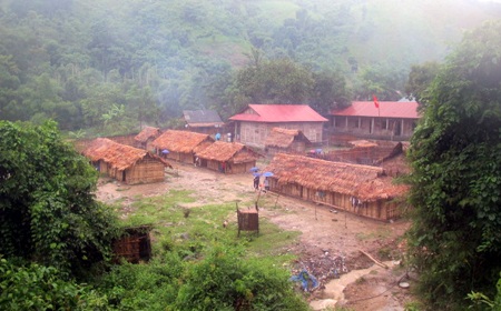 Nhà ở của giáo viên và học sinh xã Hữu Khuông (huyện Tương Dương, Nghệ An).