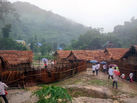 Học sinh đến trường.