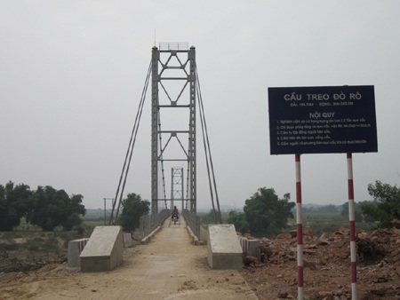 Hiện cầu treo Đò Rô bắc qua sông Con đã và đang xuống cấp rất nguy hiểm cho người qua lại.