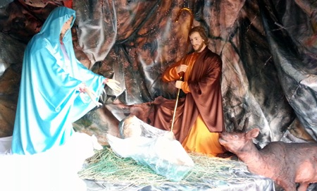 và hàng trăm hộ giáo dân làm hang đá tại gia đình.