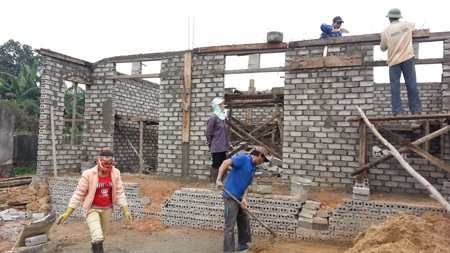 Đến thời điểm này, ngôi nhà mới 3 gian đã được xây gần 1/2 công việc.