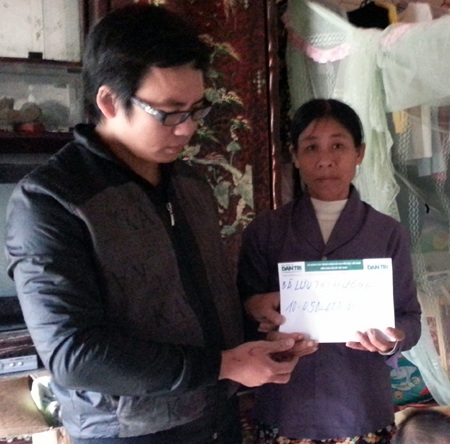 PV Dân trí trao quà bạn đọc Tuần 2 tháng 12 năm 2012 tới bà Hương.