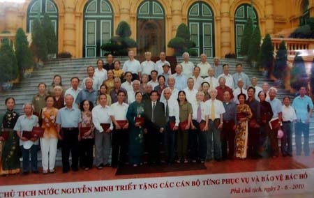 Những người bảo vệ Bác Hồ chụp ảnh lưu niệm cùng nguyên Chủ tịch nước Nguyễn Minh Triết