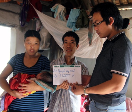 PV Dân trí trao gần 25 triệu đồng tới vợ chồng anh Hoạt.