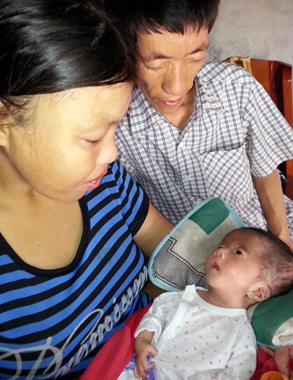 Gần 25 triệu đồng đến với hoàn cảnh bé sinh thiếu tháng - 2 Đã hơn 1 tháng 10 ngày, bé con của anh Hoạt đã lớn tý chút.