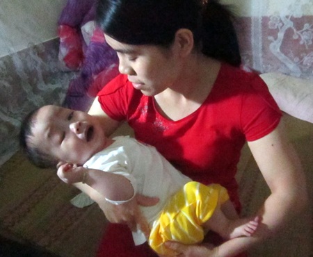 Ôm đứa con vào lòng mà chị nghẹn lại vì không biết làm gì để cứu được con.